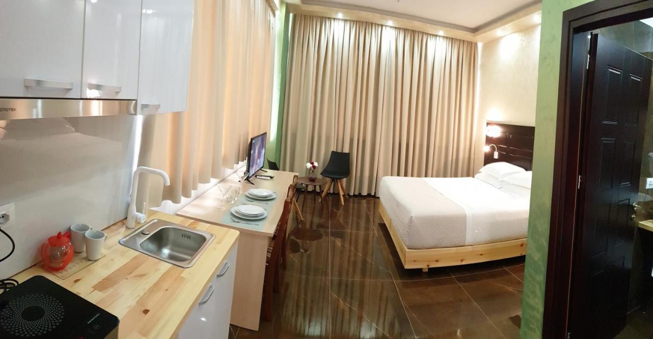 Comfort Hotel Fier Bagian luar foto